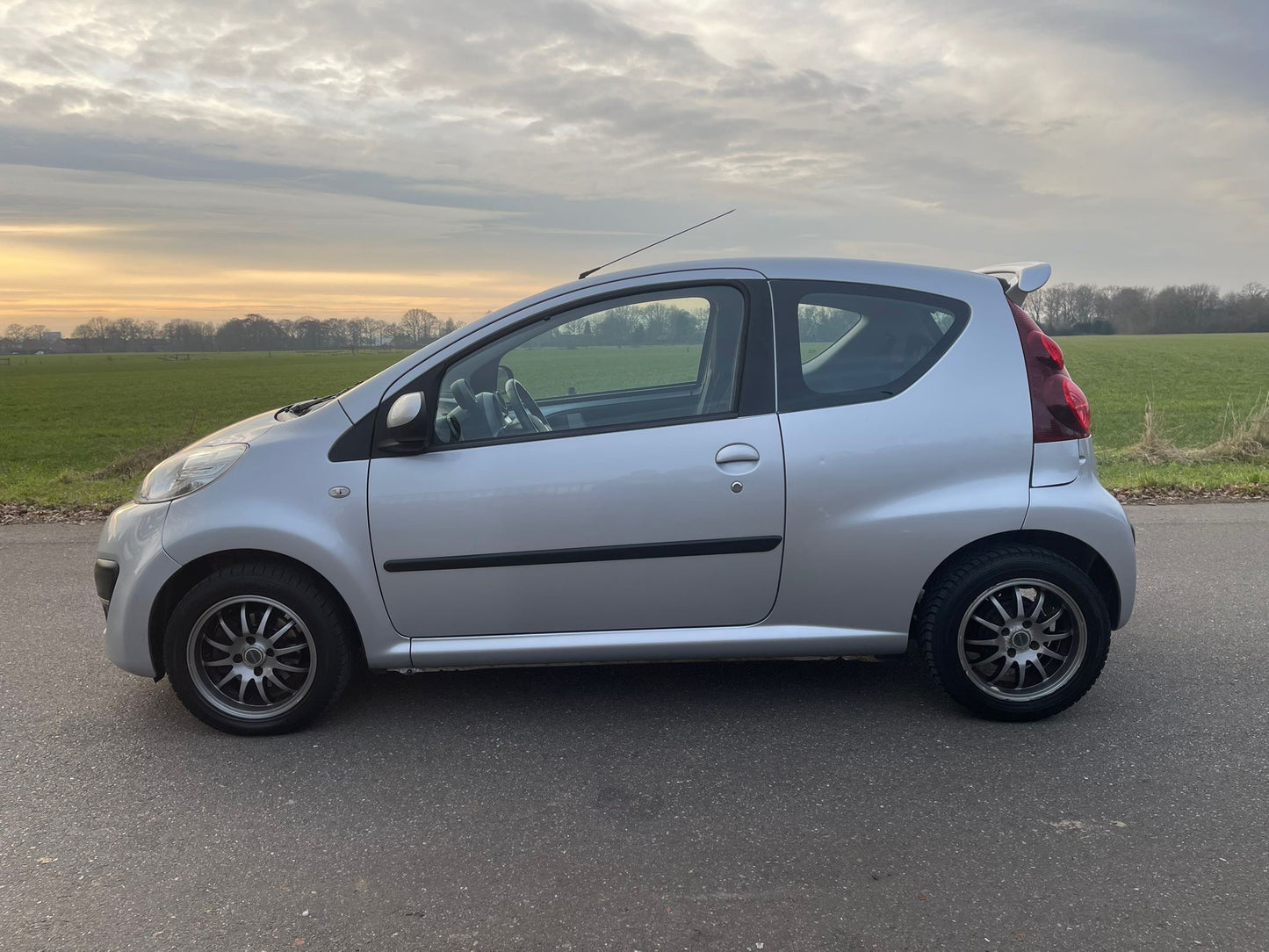 Peugeot 107 1.0 12V E-vti 68PK 3DR 2012 Grijs